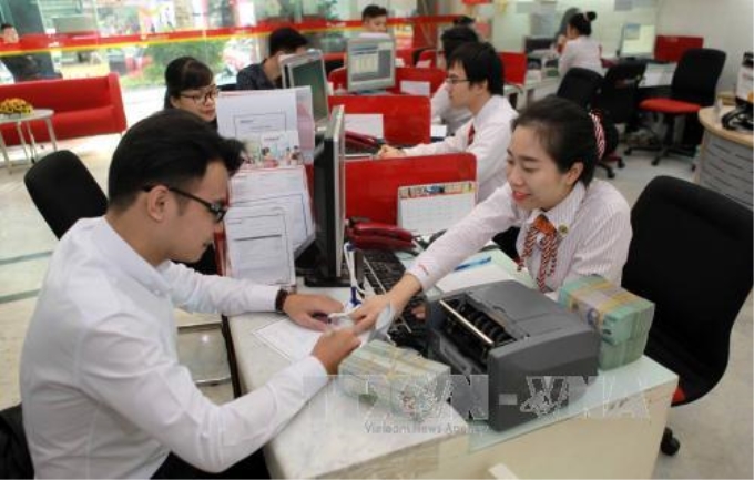 Khách hàng giao dịch tại ngân hàng HDBank. Ảnh minh họa: Trần Việt/TTXVN